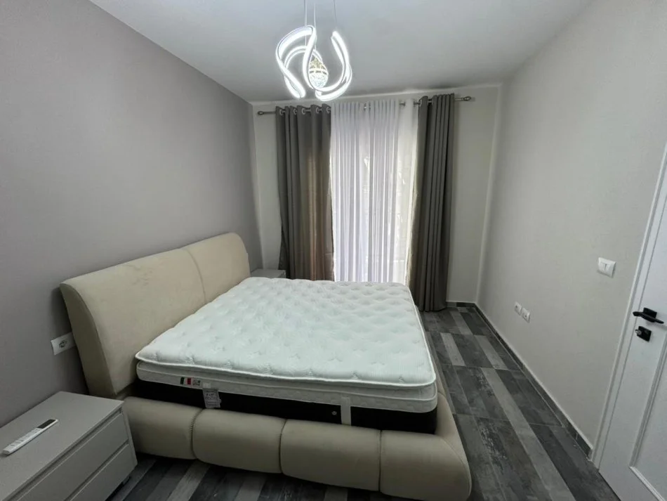 Tirane, jepet me qera apartament 1+1 Kati 7, 700 € 