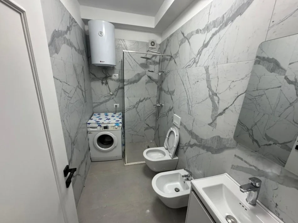 Tirane, jepet me qera apartament 1+1 Kati 7, 700 € 