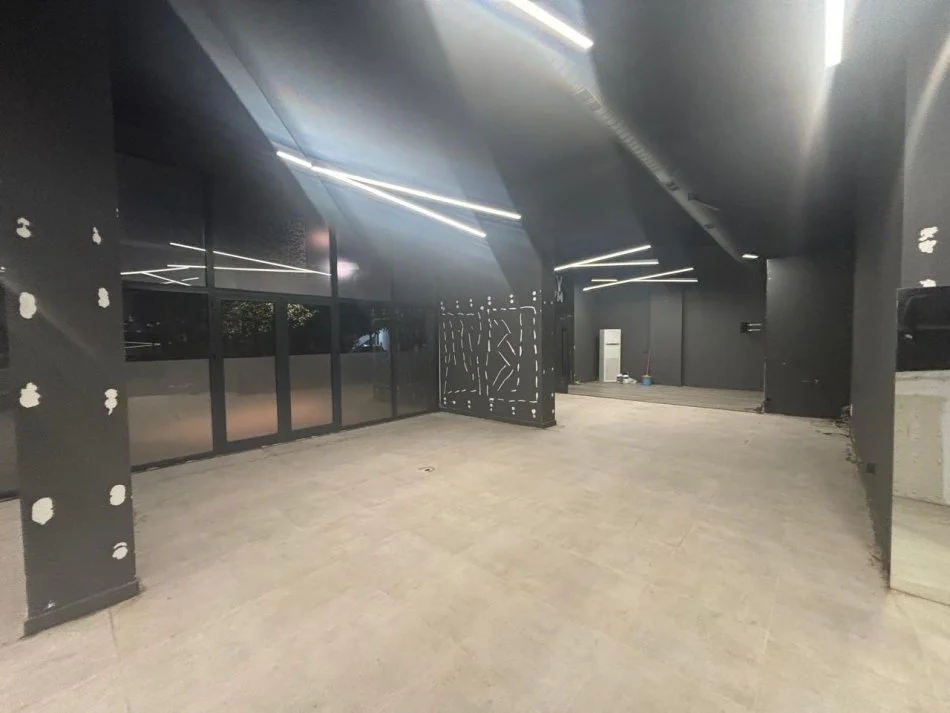 Tirane, jepet me qera ambjent biznesi , 200 m² 3.000 € (Bulevardi Zogu i Parë, Qendër)