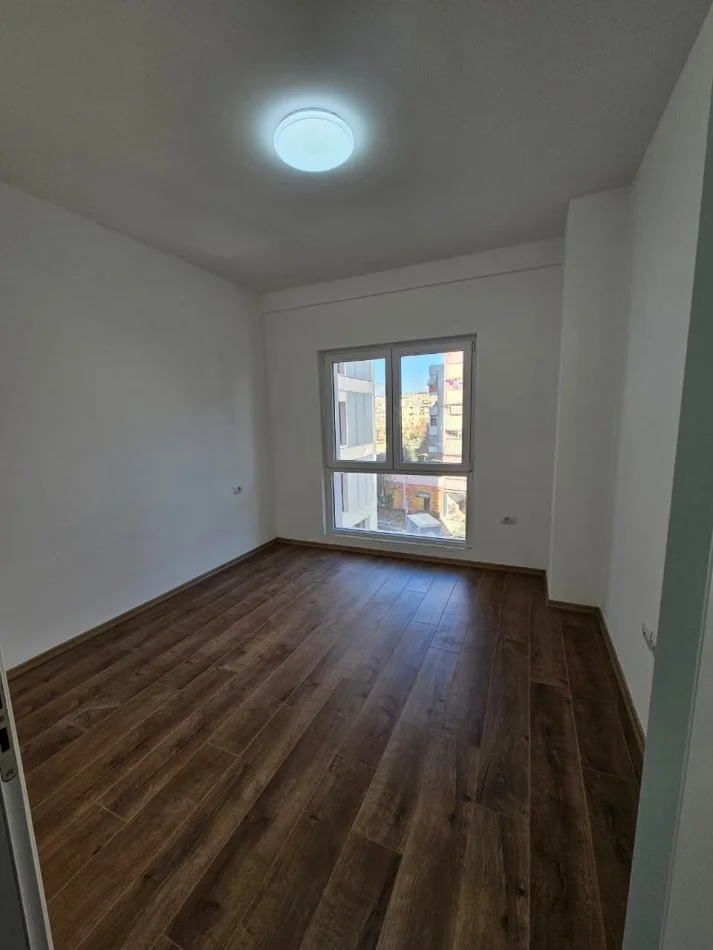 Tirane, jepet me qera zyre , 60 m² 600 € (Zogu i Zi)