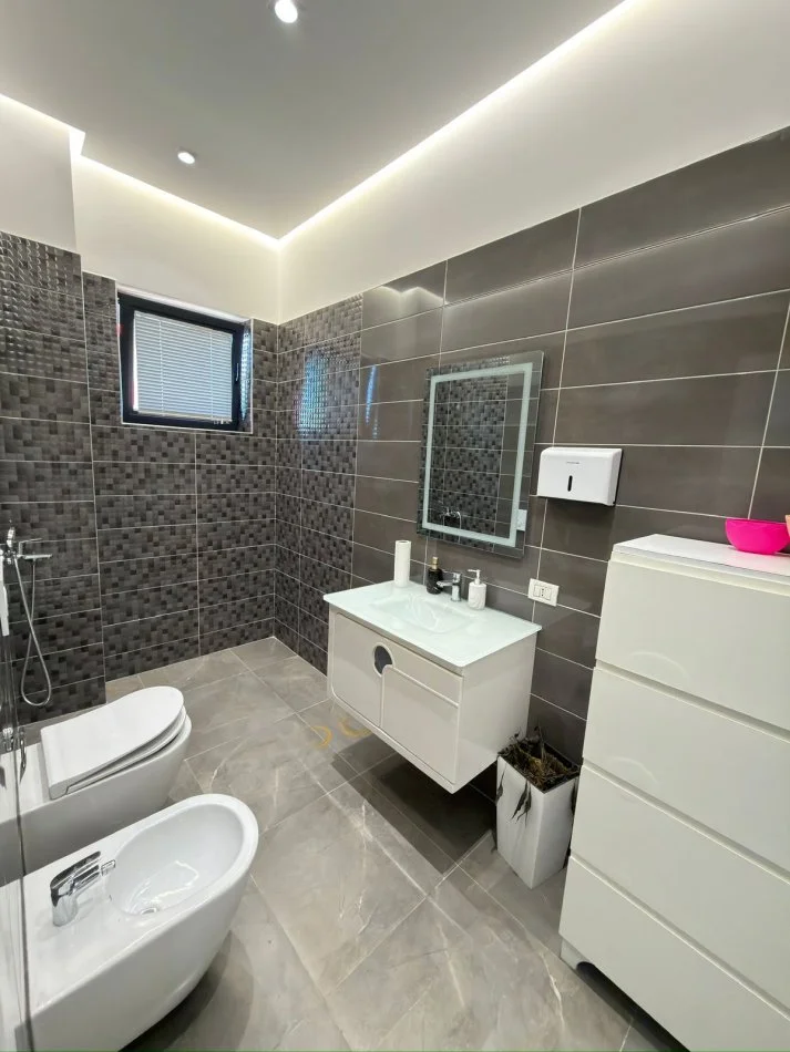 Tirane, jepet me qera zyre Kati 1, 80 m² 600 € (Unaza e Re, Rezidenca Future Home)