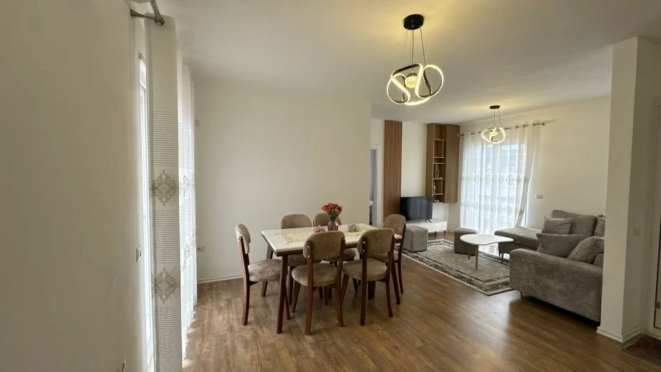 Tirane, jepet me qera apartament 2+1+Ballkon Kati 4, 79 m² 550 € 