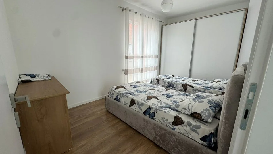 Tirane, jepet me qera apartament 2+1+Ballkon Kati 4, 79 m² 550 € 