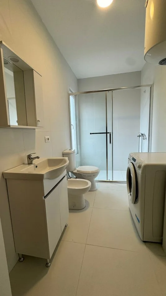 Tirane, jepet me qera apartament 2+1+Ballkon Kati 4, 79 m² 550 € 