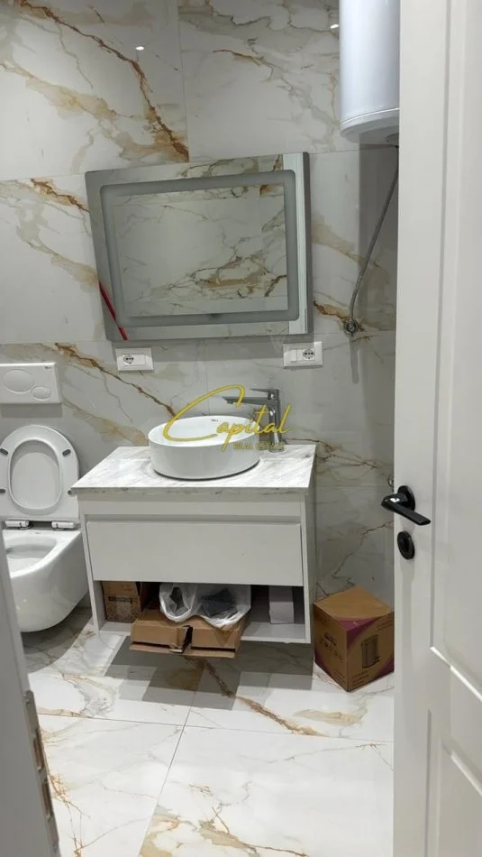 Tirane, jepet me qera zyre Kati 1, 60 m² 800 € (ISH STACIONI TRENIT)