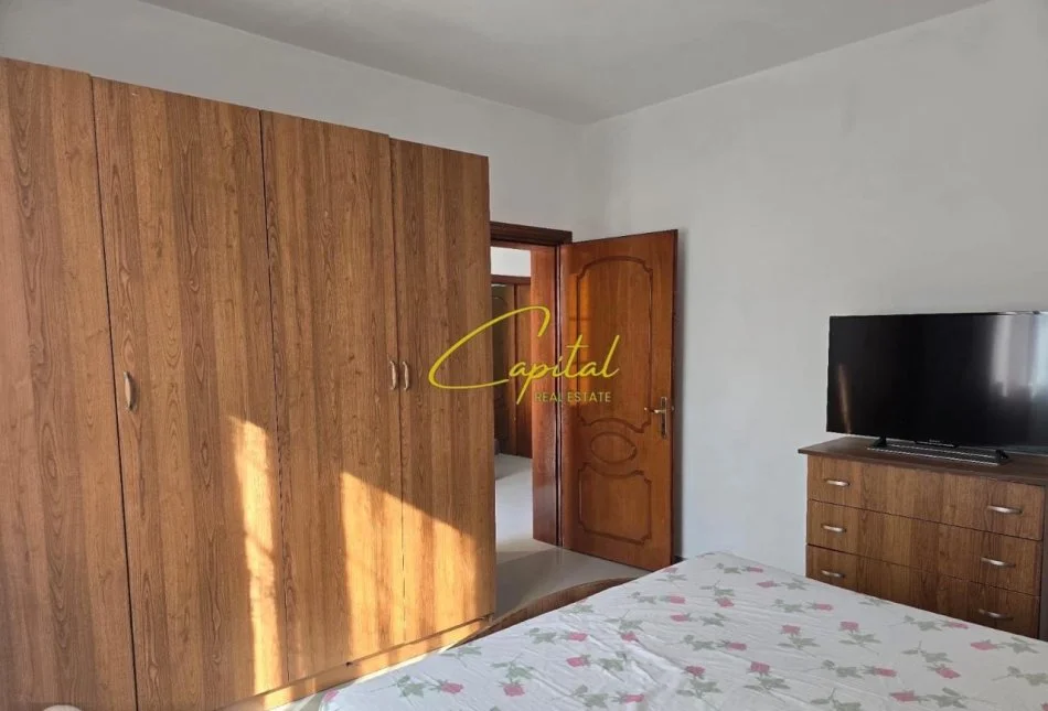 Tirane, jepet me qera apartament 2+1 Kati 1, 120 m² 400 € (LAPRAKE)