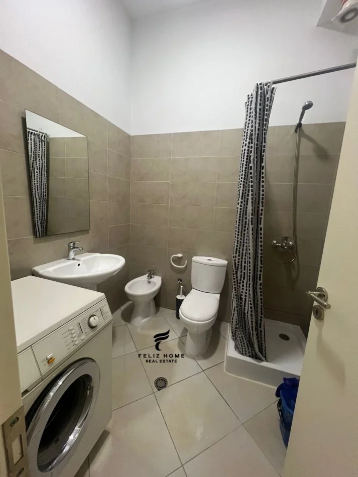 Tirane, jepet me qera apartament 1+1 Kati 1, 89 m² 400 € (FRESKU)