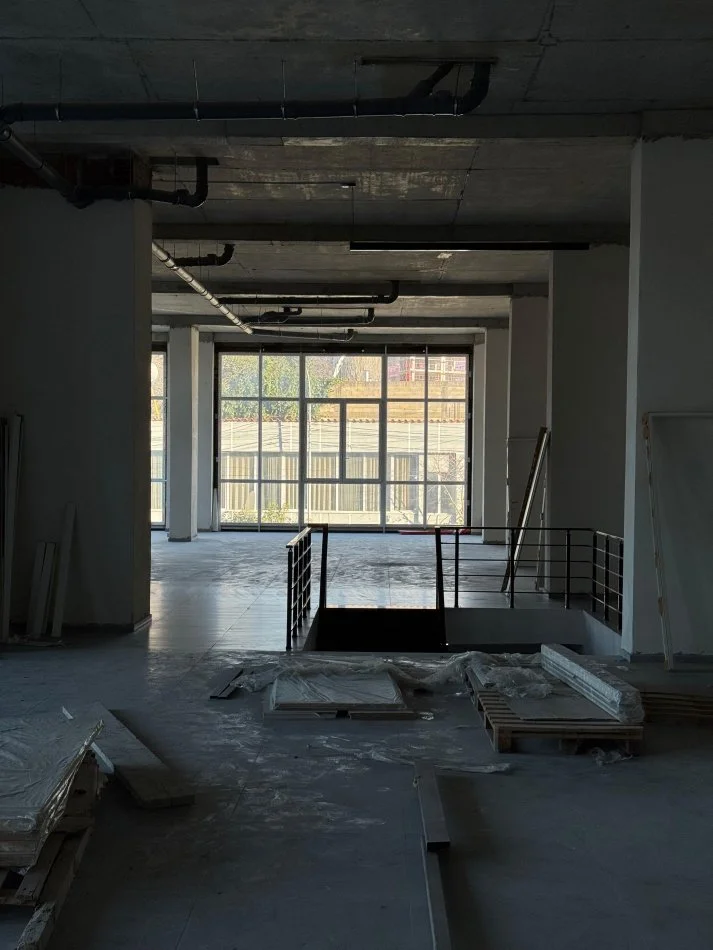 Tirane, jepet me qera zyre Kati 1, 550 m² 3.200 € (BULEVARDI I RI)