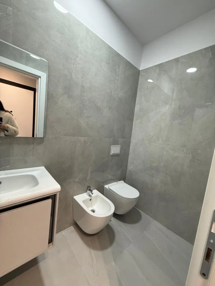 Tirane, jepet me qera apartament 2+1+Ballkon Kati 4, 104 m² 1.100 € (Golden Tower Residence, Mine Peza)