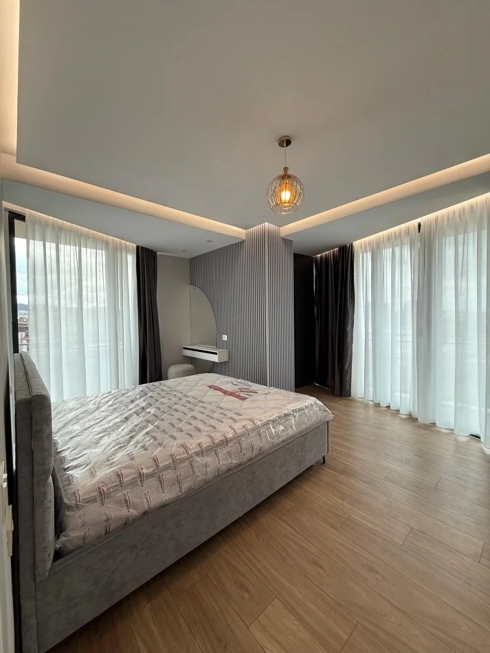 Tirane, jepet me qera apartament 2+1+Ballkon Kati 4, 104 m² 1.100 € (Golden Tower Residence, Mine Peza)