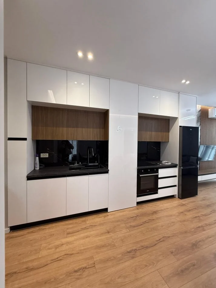 Tirane, jepet me qera apartament 2+1+Ballkon Kati 4, 1.100 € (Golden Tower Residence, Mine Peza)