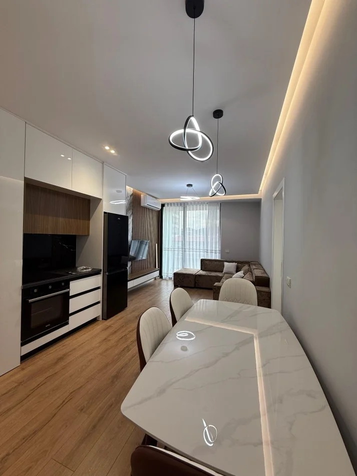 Tirane, jepet me qera apartament 2+1+Ballkon Kati 4, 104 m² 1.100 € (Golden Tower Residence, Mine Peza)