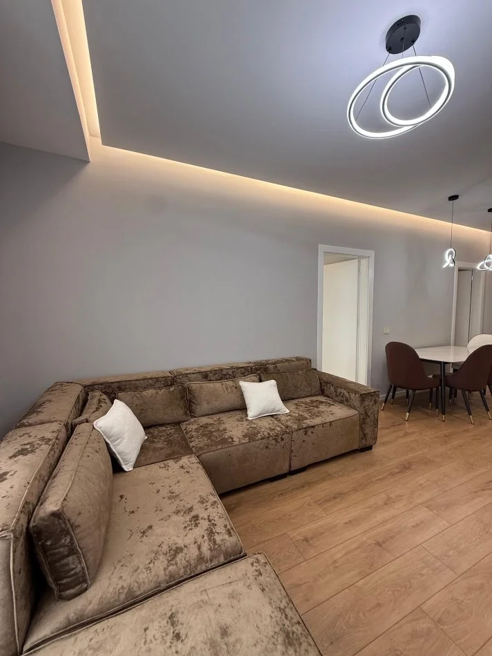 Tirane, jepet me qera apartament 2+1+Ballkon Kati 4, 104 m² 1.100 € (Golden Tower Residence, Mine Peza)