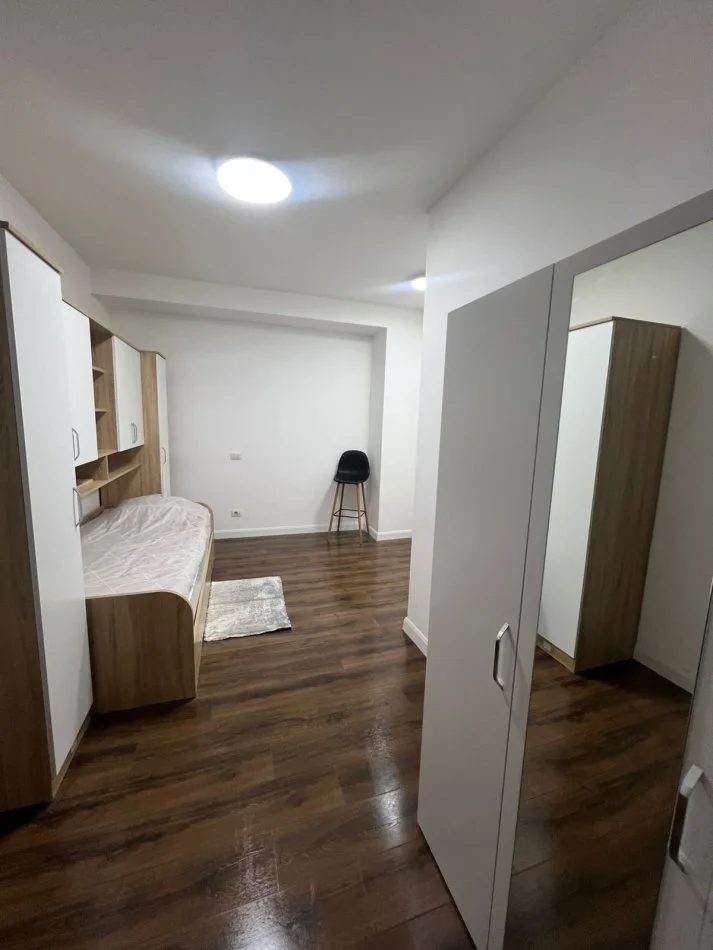 Tirane, jepet me qera apartament 3+1+Ballkon Kati 4, 136 m² 900 € (komuna parisit)