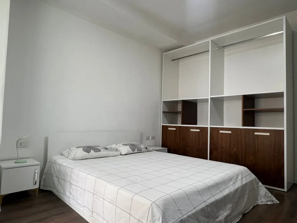 Tirane, jepet me qera apartament 3+1+Ballkon Kati 4, 136 m² 900 € (komuna parisit)