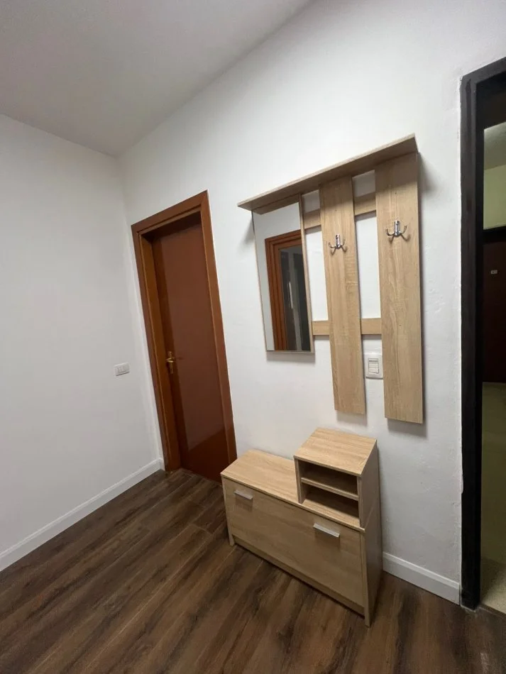 Tirane, jepet me qera apartament 3+1+Ballkon Kati 4, 136 m² 900 € (komuna parisit)