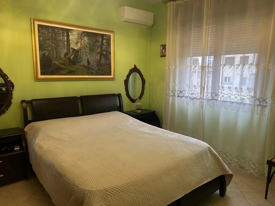 Tirane, jap me qera apartament 1+1+Ballkon Kati 5, 750 € 
