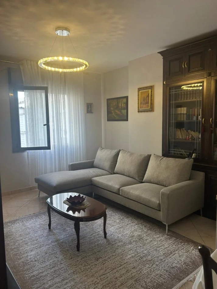 Tirane, jap me qera apartament 1+1+Ballkon Kati 5, 750 € 