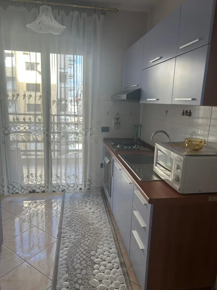 Tirane, jap me qera apartament 1+1+Ballkon Kati 5, 750 € 