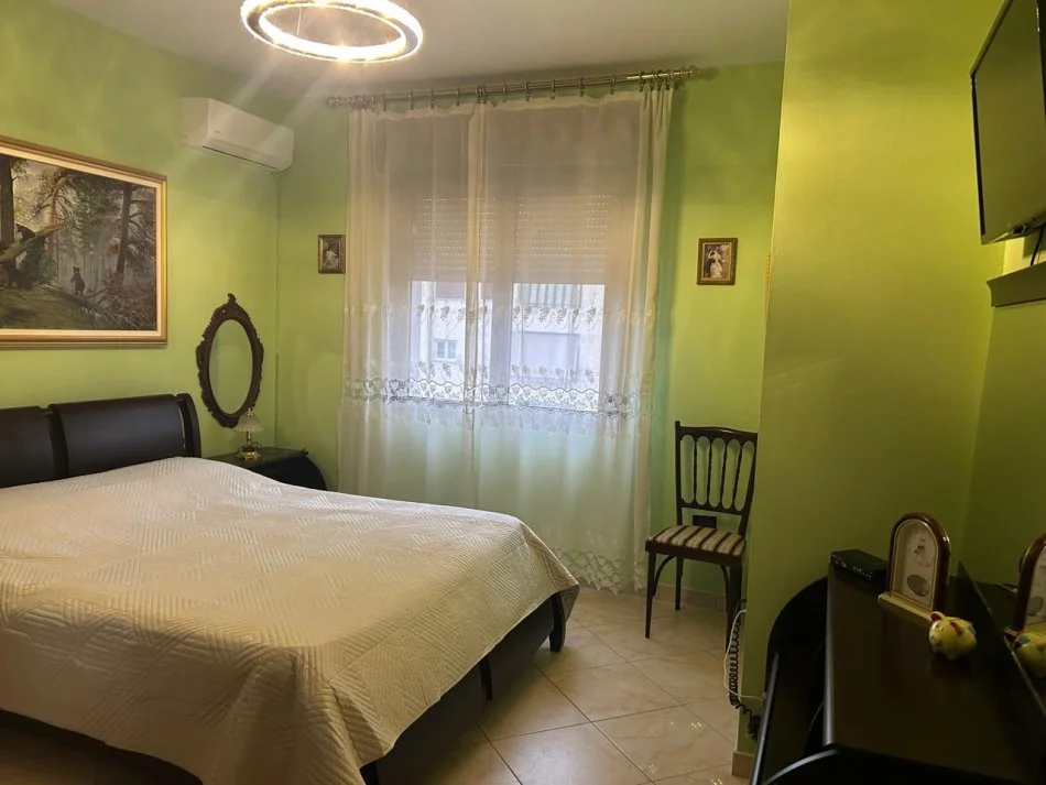 Tirane, jap me qera apartament 1+1+Ballkon Kati 5, 750 € 