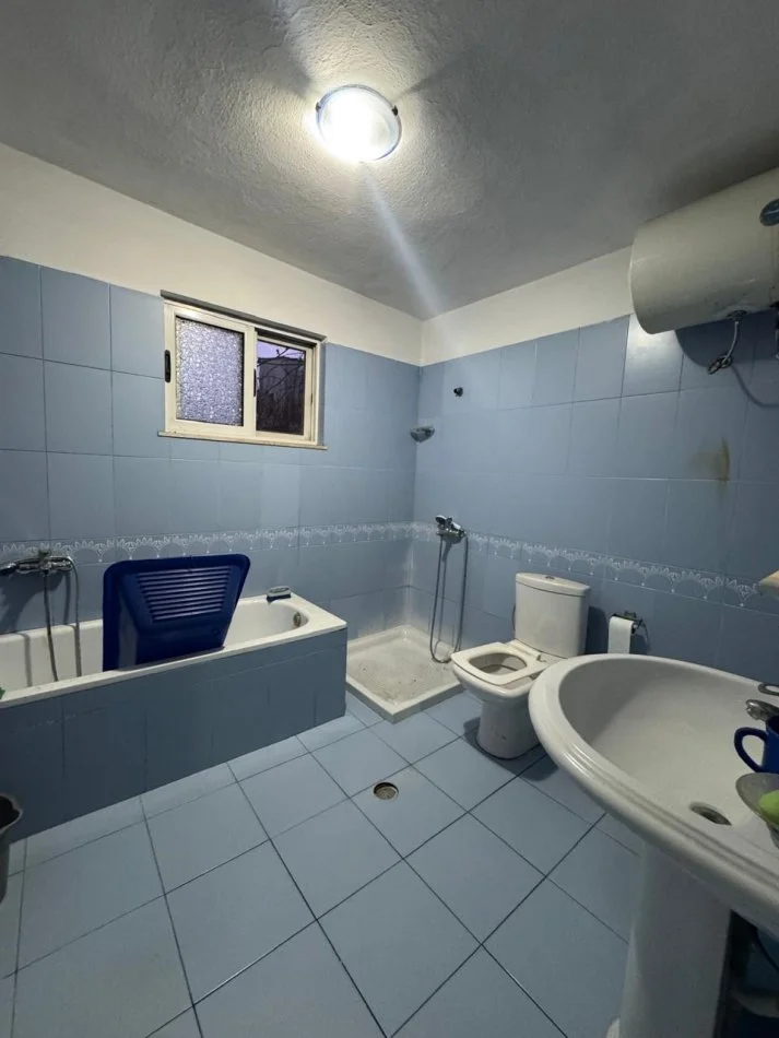 Tirane, jepet me qera shtepi 2+1 Kati 1, 120 m² 420 € (Laprake, prane Spitalit Ushtarak)