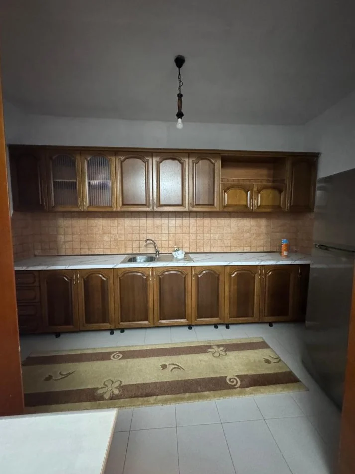 Tirane, jepet me qera shtepi 2+1 Kati 1, 120 m² 420 € (Laprake, prane Spitalit Ushtarak)