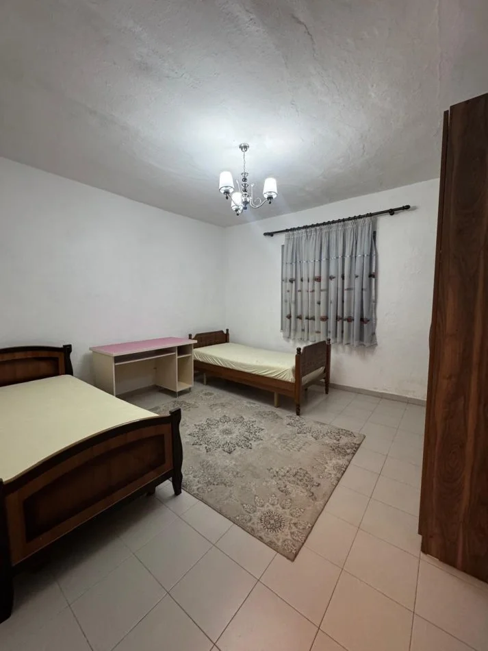 Tirane, jepet me qera shtepi 2+1 Kati 1, 120 m² 420 € (Laprake, prane Spitalit Ushtarak)