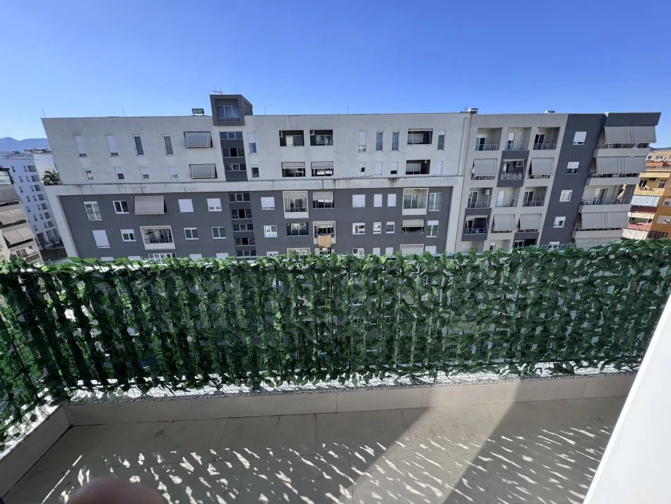 Tirane, jepet me qera apartament 2+1 , 105 m² 900 € (Komuna e Parisit)