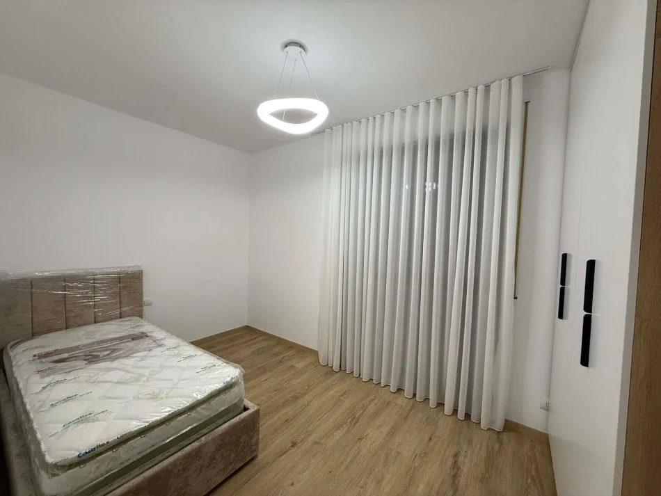 Tirane, jepet me qera apartament 2+1+Ballkon Me Post Parkimi Kati 4, 117 m² 700 € (AKSES TIRANA , DOGANA)