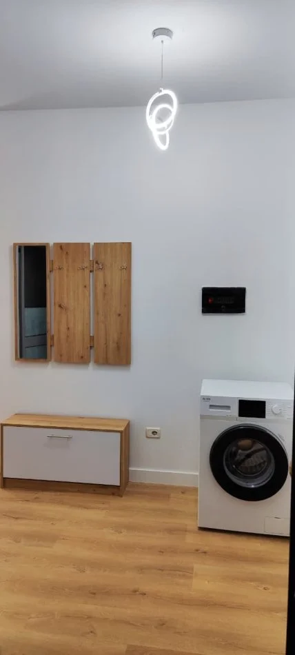 Tirane, jepet me qera apartament 1+1 , 45 m² 1.000 € (Rruga Islam Alla)