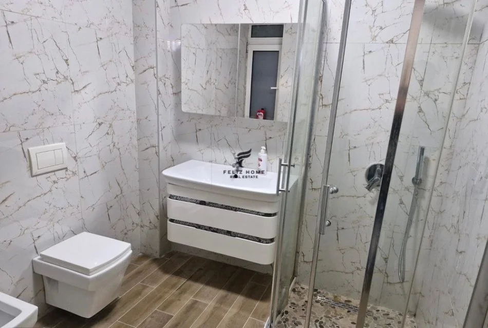 Tirane, shitet apartament 3+1 Kati 3, 132 m² 219.000 € (XHAMLLIKU)