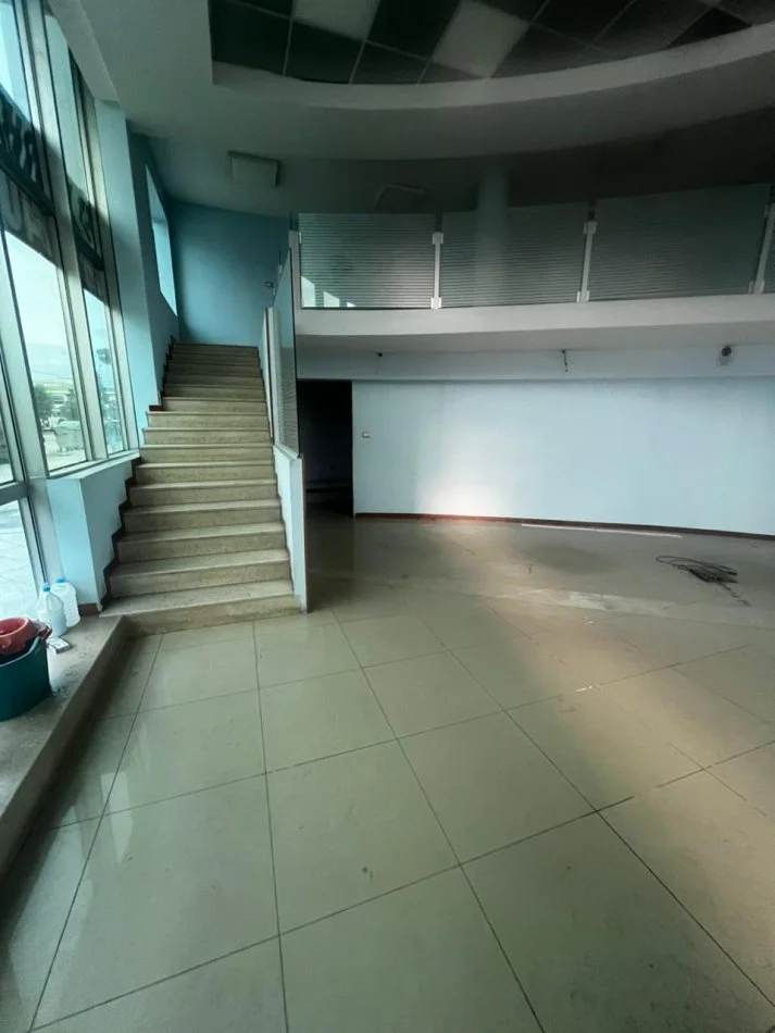 Durres, jepet me qera ambjent biznesi Kati 2, 220 m² 2.300 € (Shkozet)
