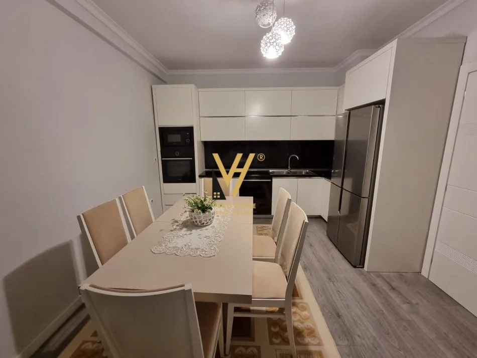 Tirane, jepet me qera apartament 2+1+Ballkon Kati 8, 105 m² 570 € (ASTIR)