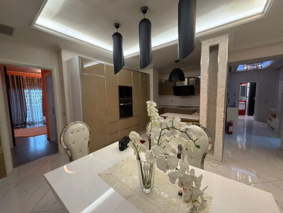 Tirane, jepet me qera apartament 3+1+Ballkon Kati 8, 153 m² 800 € (Astir)