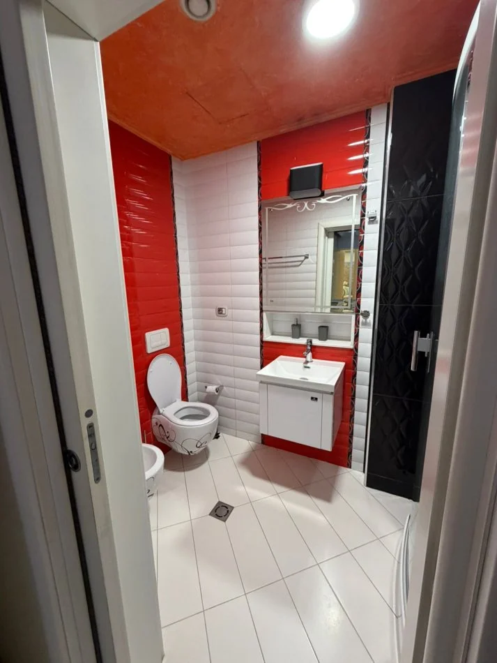 Tirane, jepet me qera apartament 3+1+Ballkon Kati 8, 153 m² 800 € (Astir)