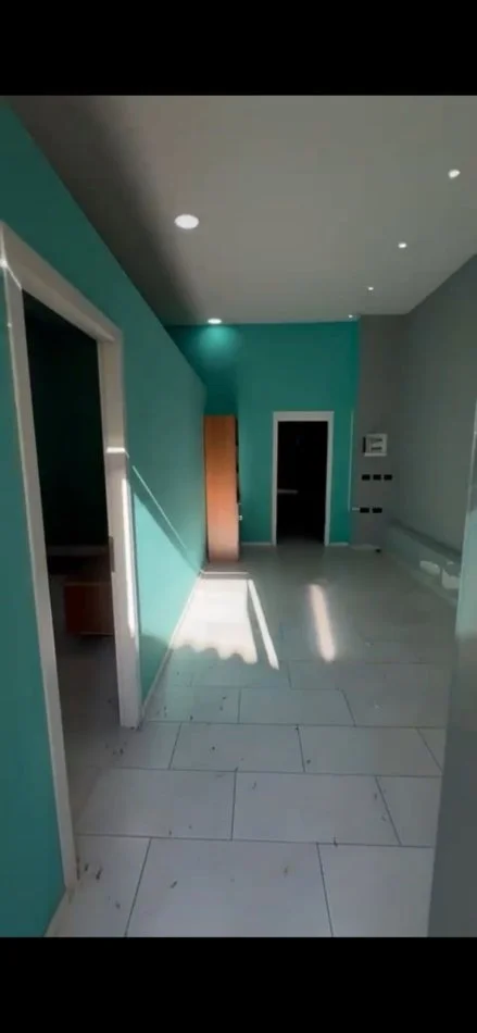 Tirane, jepet me qera dyqan Kati 0, 120 m² 500 € (RRUGA E DIBRES)