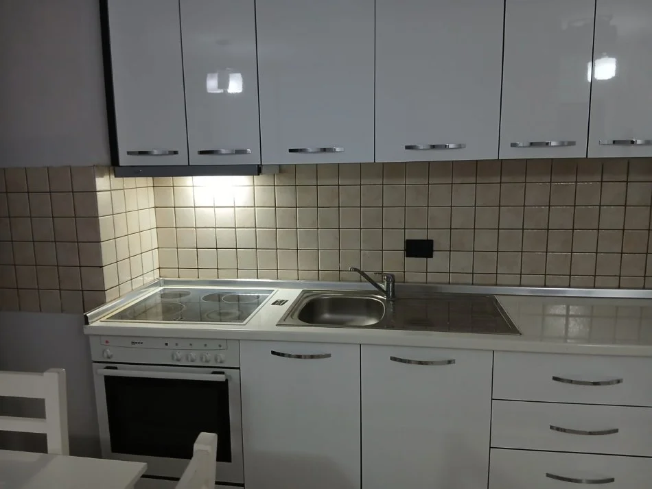 Apartament 2+1+2 me qera në një nga zonat më të kërkuara — Rruga Bardhok Biba, pranë Galerisë “17 Nëntori”.