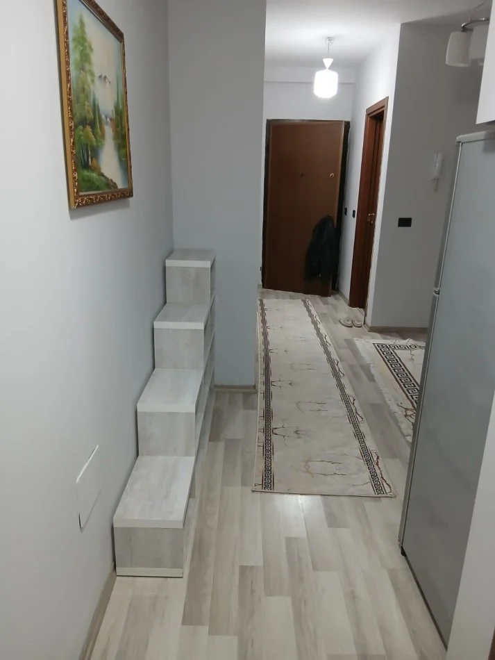 Apartament 2+1+2 me qera në një nga zonat më të kërkuara — Rruga Bardhok Biba, pranë Galerisë “17 Nëntori”.