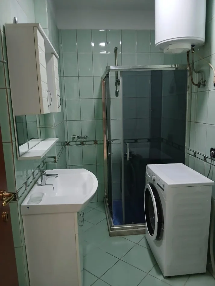 Apartament 2+1+2 me qera në një nga zonat më të kërkuara — Rruga Bardhok Biba, pranë Galerisë “17 Nëntori”.