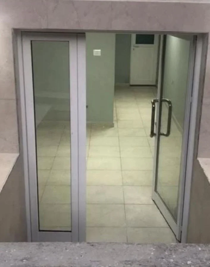 Tirane, jepet me qera dyqan Kati 0, 31 m² 380 € (VASIL SHANTO)