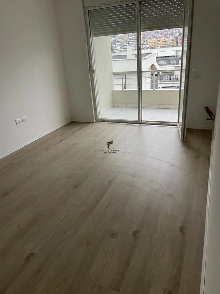 Tirane, jepet me qera zyre Kati 8, 85 m² 700 € (KOMUNA E PARISIT)