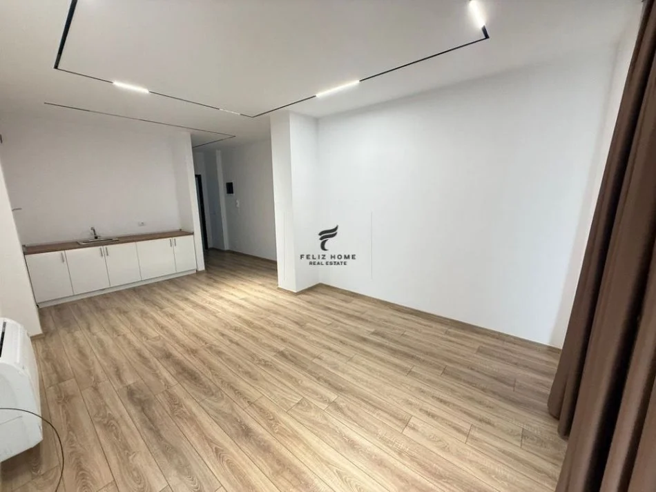 Tirane, jepet me qera zyre Kati 7, 110 m² 900 € (KOMUNA E PARISIT)