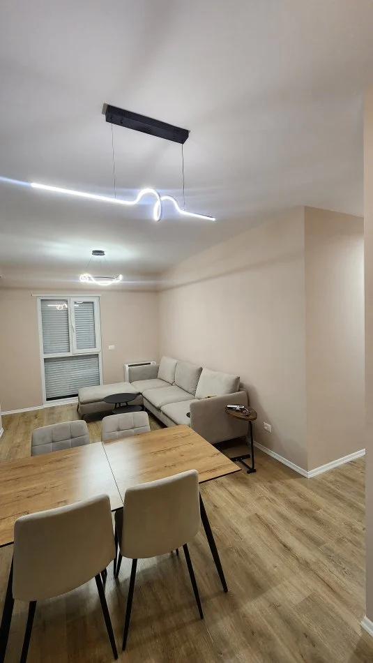 Tirane, jepet me qera apartament 2+1 , 92 m² 550 € (univers city)