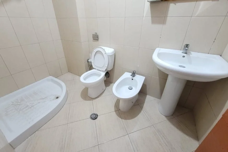 Tirane, jepet me qera apartament 1+1 Kati 2, 75 m² 300 €