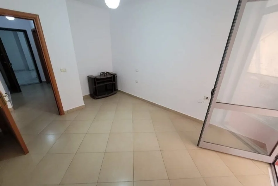Tirane, jepet me qera apartament 1+1 Kati 2, 75 m² 300 €