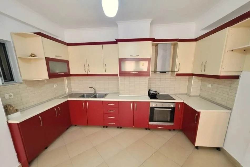 Tirane, jepet me qera apartament 1+1 Kati 2, 75 m² 300 €