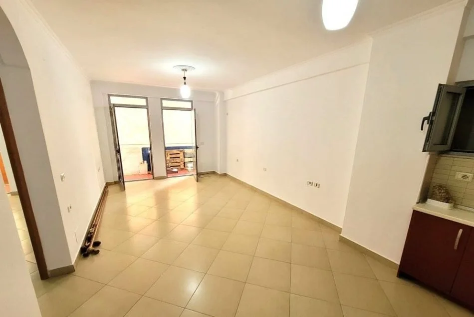 Tirane, jepet me qera apartament 1+1 Kati 2, 75 m² 300 €