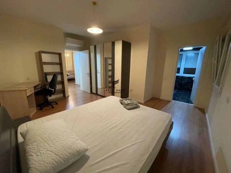 Tirane, jepet me qera apartament 2+1 Kati 8, 140 m² 1.000 € (ZOGU I ZI)