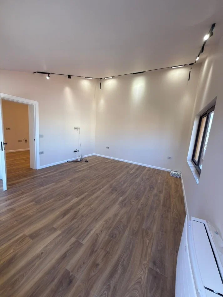 Tirane, jepet me qera ambjent biznesi , 500 m² 5.300 € (VILAT GJERMANE)