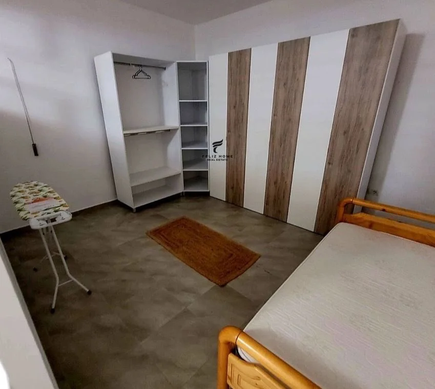 Tirane, jepet me qera apartament 2+1 Kati 1, 550 € (PAZARI I RI)